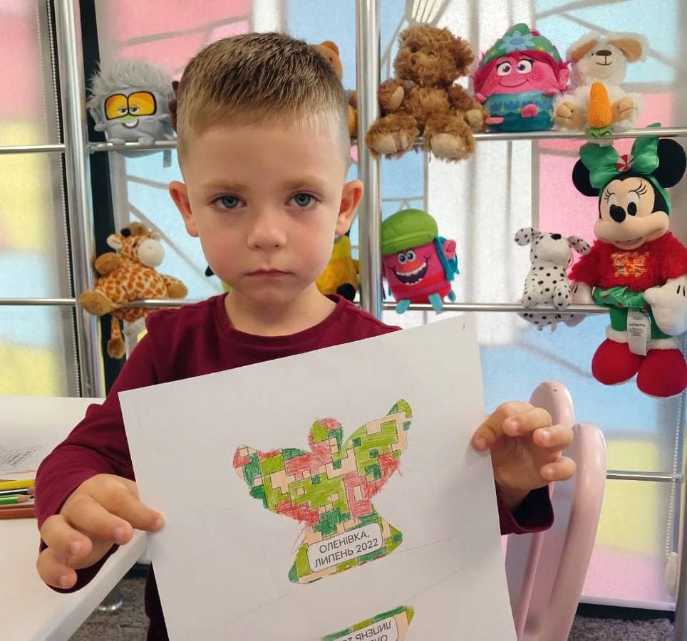 Маріупольці вшанували пам'ять загиблих захисників під час теракту в Оленівці (фото)