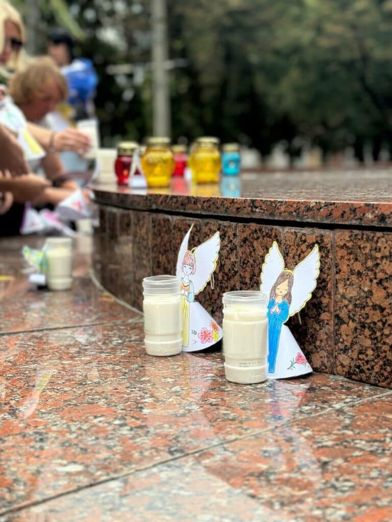 Маріупольці вшанували пам'ять загиблих захисників під час теракту в Оленівці (фото)