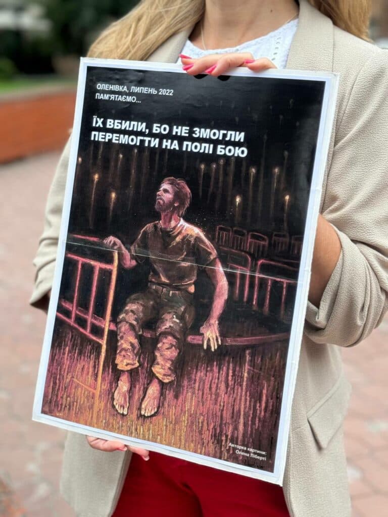 Маріупольці вшанували пам'ять загиблих захисників під час теракту в Оленівці (фото)