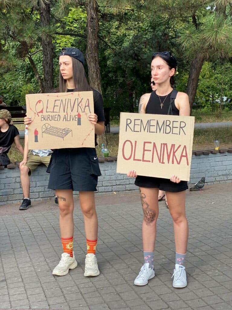 Маріупольці вшанували пам'ять загиблих захисників під час теракту в Оленівці (фото)