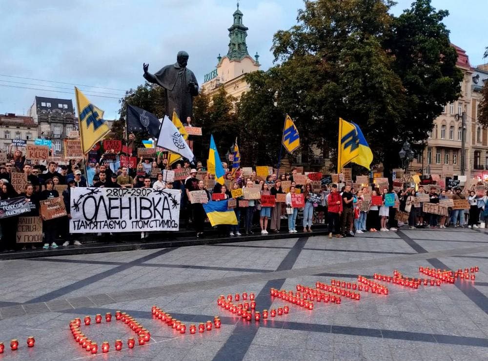 Маріупольці вшанували пам'ять загиблих захисників під час теракту в Оленівці (фото)