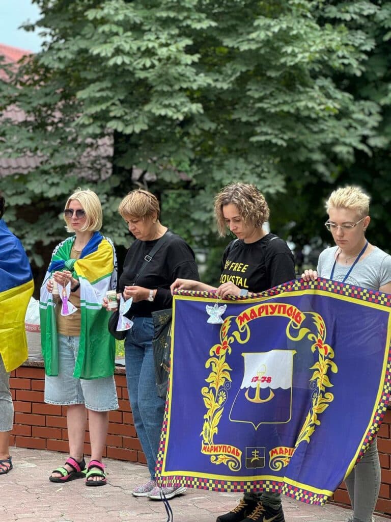 Маріупольці вшанували пам'ять загиблих захисників під час теракту в Оленівці (фото)