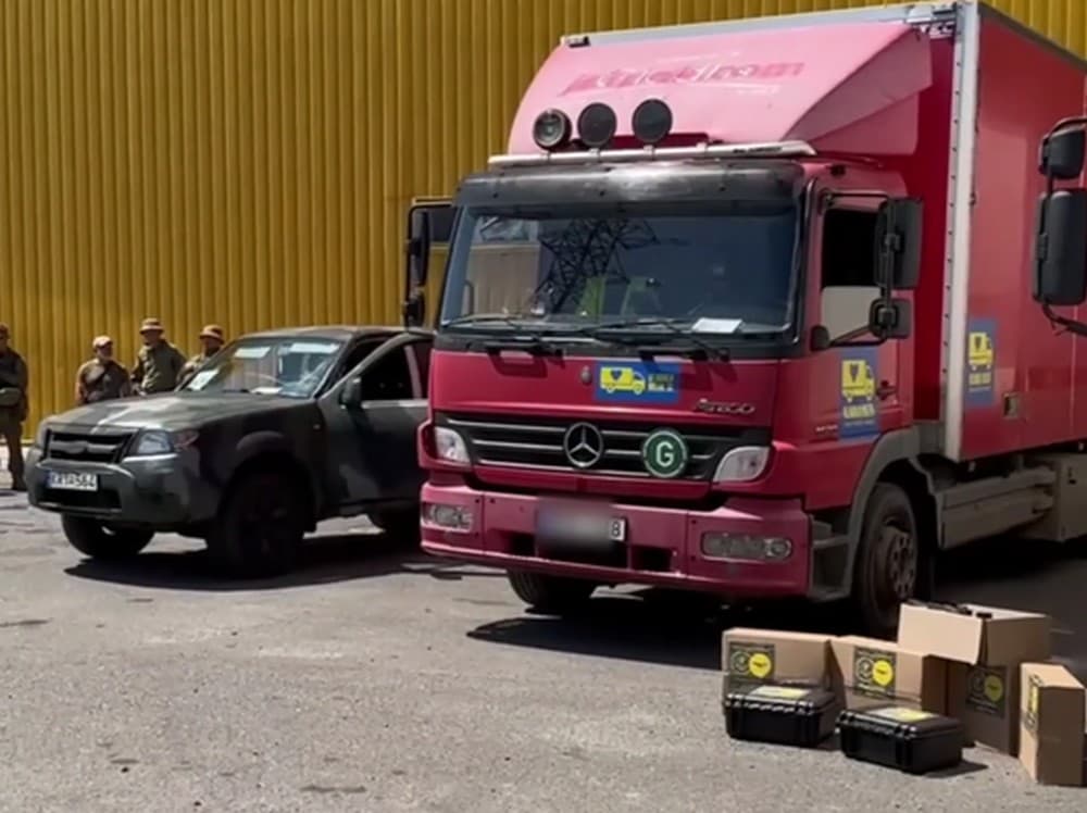 Маріуполь передав дві вантажівки, пікап та 12 FPV-дронів для українських захисників