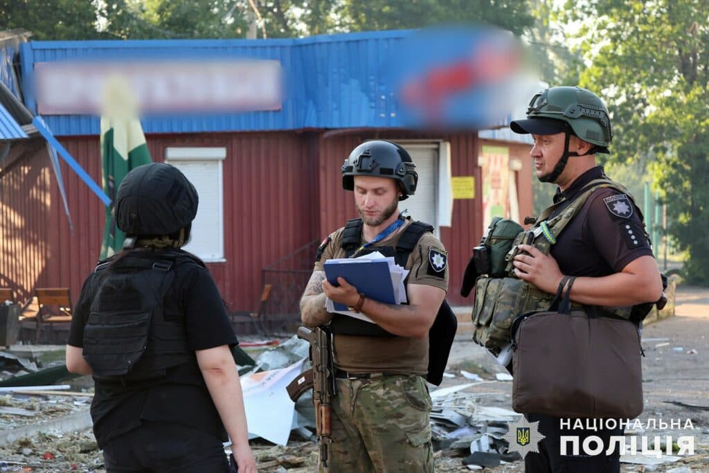 У Мирнограді росіяни скинули бомбу на зупинку з людьми, 4 людини загинули, серед постраждалих — дитина