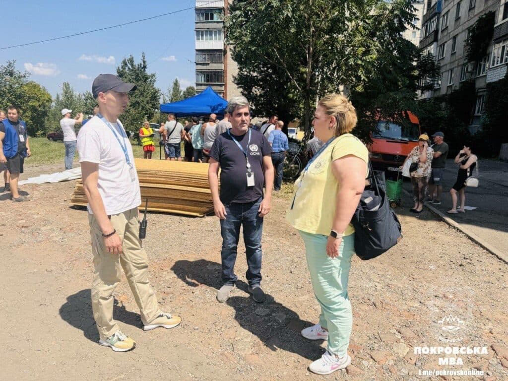 Покровськ на шляху відновлення: над ліквідацією наслідків обстрілів працюють 8 ремонтних бригад (фото)