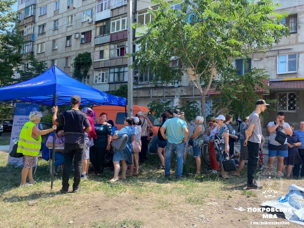 Покровськ на шляху відновлення: над ліквідацією наслідків обстрілів працюють 8 ремонтних бригад (фото)