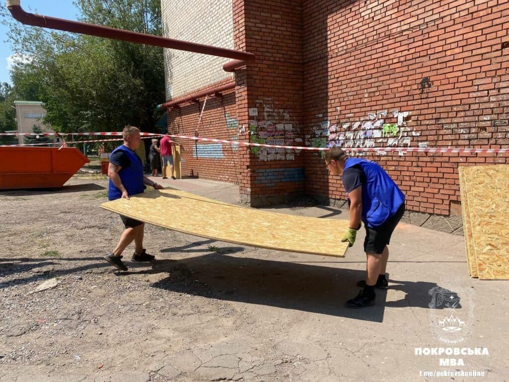 Покровськ на шляху відновлення: над ліквідацією наслідків обстрілів працюють 8 ремонтних бригад (фото)
