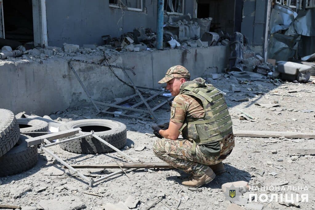 У Покровську поліція фіксує наслідки російського удару, є жертви (фото, відео)