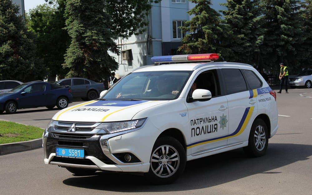 В Славянске полиция задержала мужчину: пытался проникнуть в магазин и повредил чужую машину (видео)