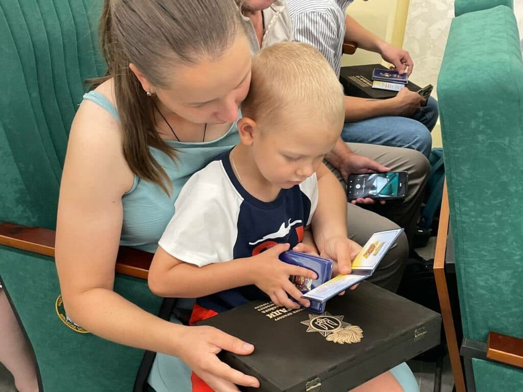 Родини загиблих військовослужбовців отримали Знаки Пошани Захиснику Луганщини 10