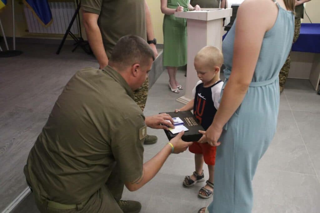 Родини загиблих військовослужбовців отримали Знаки Пошани Захиснику Луганщини 2