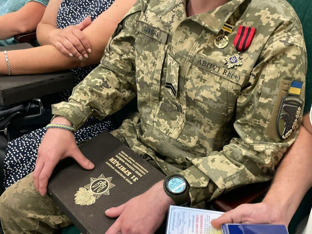 Родини загиблих військовослужбовців отримали Знаки Пошани Захиснику Луганщини 9