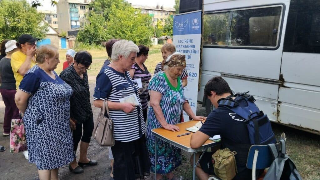 У Селидівській громаді після ворожого обстрілу працюють для забезпечення населення потрібними будівельними матеріалами (фото)