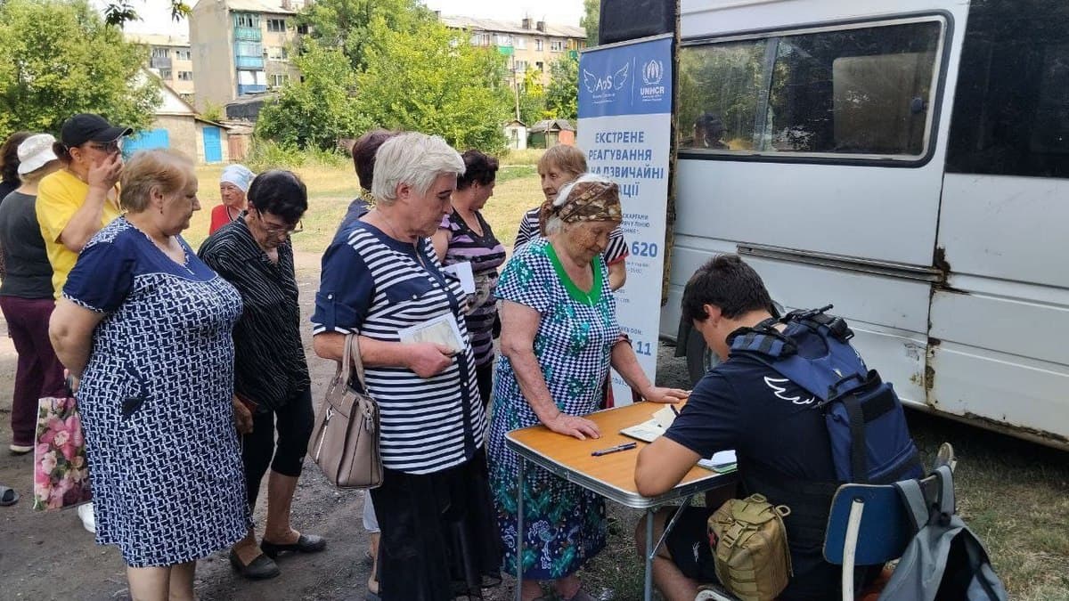 У Селидівській громаді після ворожого обстрілу працюють для забезпечення населення потрібними будівельними матеріалами (фото)