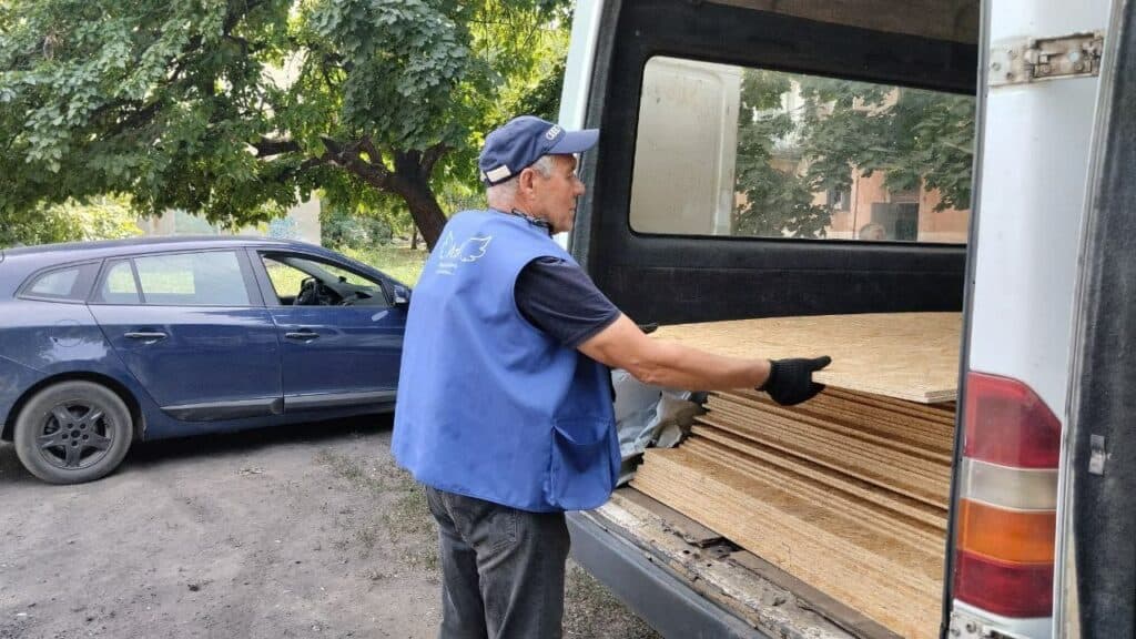 У Селидівській громаді після ворожого обстрілу працюють для забезпечення населення потрібними будівельними матеріалами (фото)