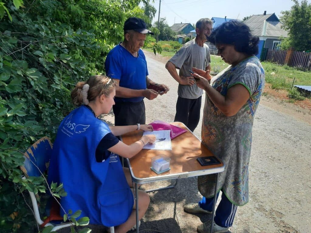 У Селидівській громаді після ворожого обстрілу працюють для забезпечення населення потрібними будівельними матеріалами (фото)