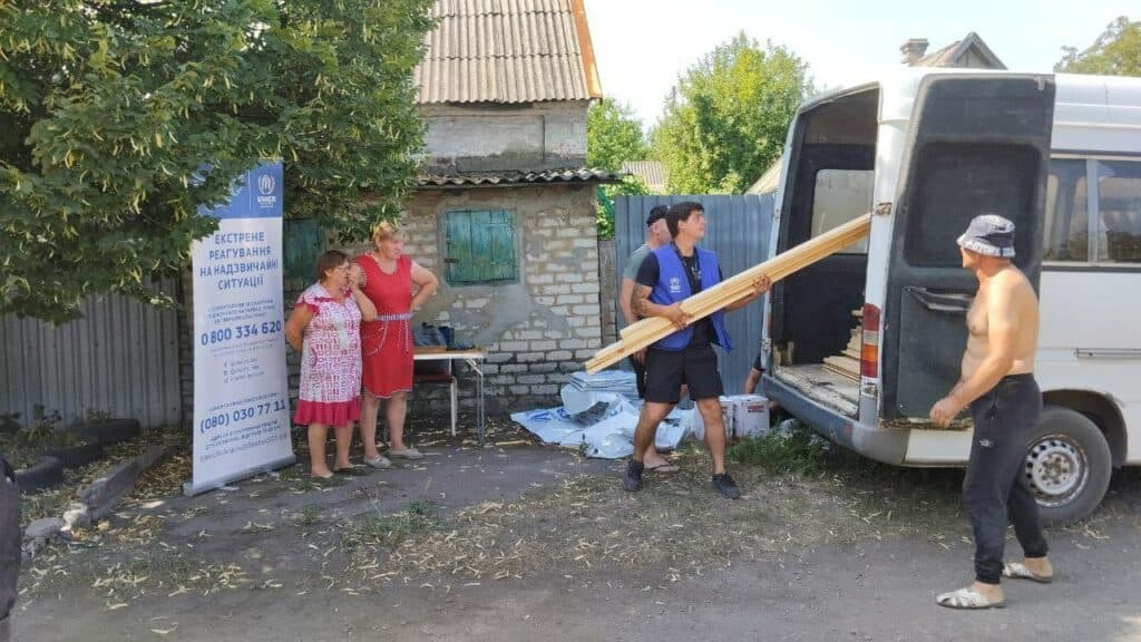 У Селидівській громаді після ворожого обстрілу працюють для забезпечення населення потрібними будівельними матеріалами (фото)