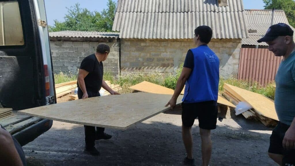 У Селидівській громаді після ворожого обстрілу працюють для забезпечення населення потрібними будівельними матеріалами (фото)