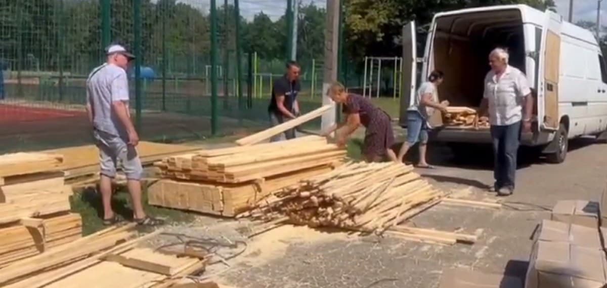 У Селидовому видали будівельні матеріали постраждалим від російських обстрілів (відео)