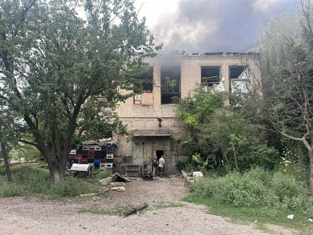 Щонайменше 5 людей у Селидовому — росіяни скинули на місто дві керовані авіабомби (фото)