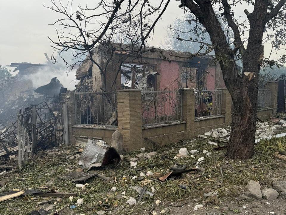 Щонайменше 5 людей у Селидовому — росіяни скинули на місто дві керовані авіабомби (фото)