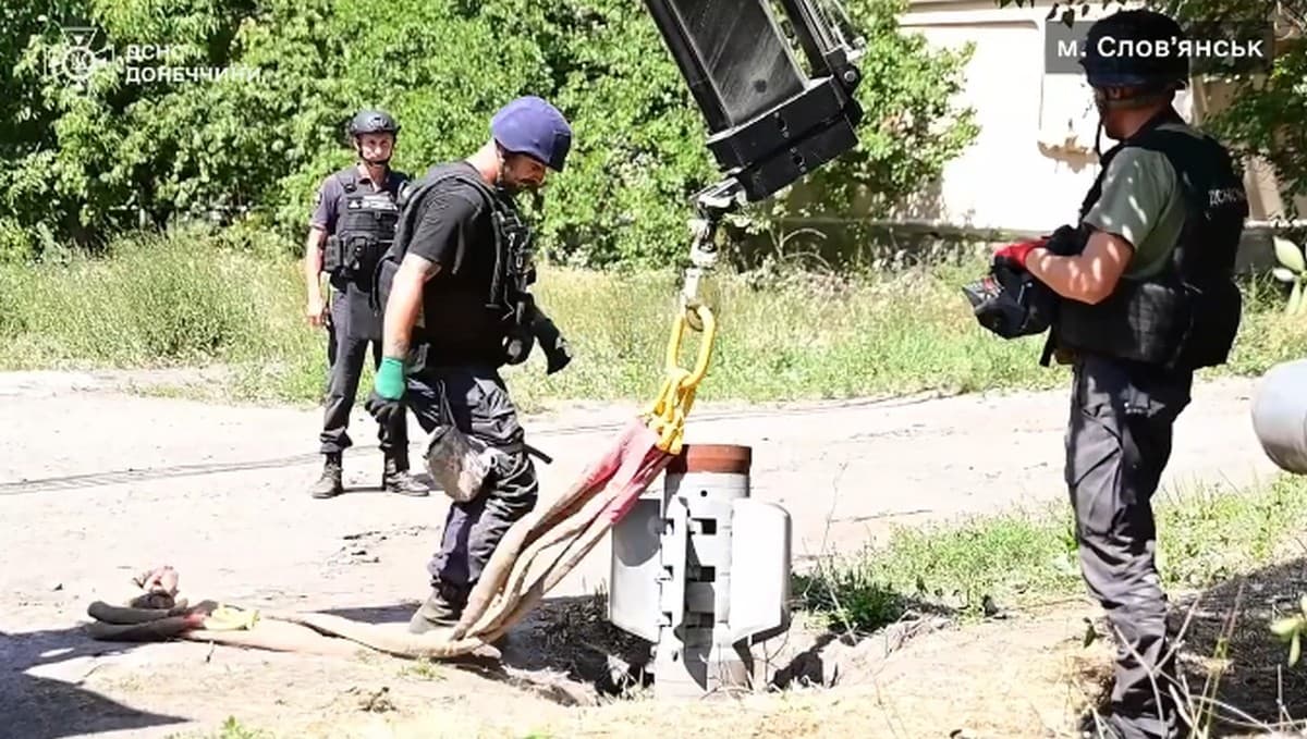 Піротехніки ДСНС вилучили снаряд РСЗВ "Смерч", який впав посеред багатоповерхівок у Словʼянську (відео)