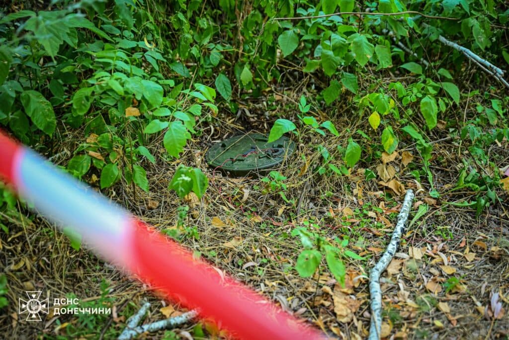 У Святогірську піротехніки ДСНС виявили та знищили 3 міниУ Святогірську піротехніки ДСНС виявили та знищили 3 міни