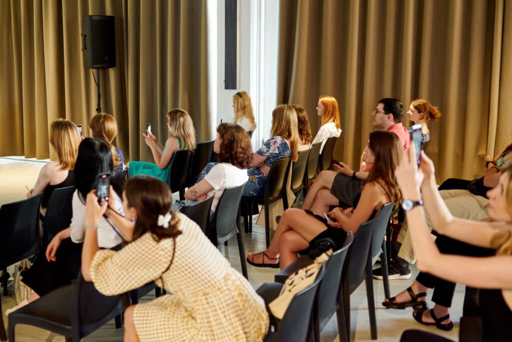 Що надихає найбільше в роботі волонтерів: відповідь знайшли на вечорі сторітелінгу The Tellers Night #5