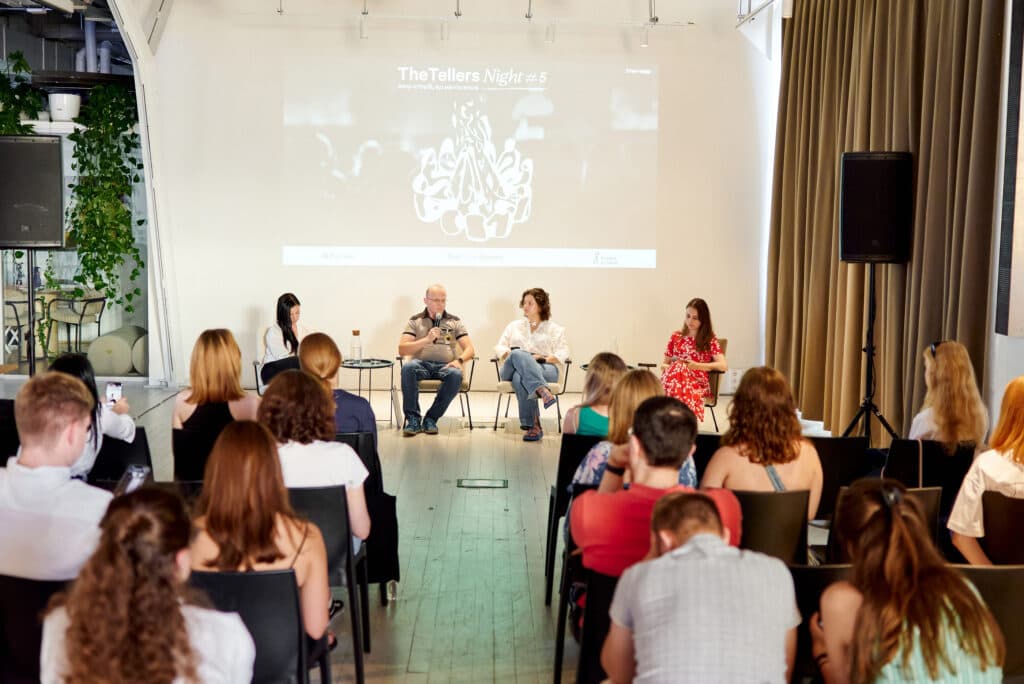 Що надихає найбільше в роботі волонтерів: відповідь знайшли на вечорі сторітелінгу The Tellers Night #5