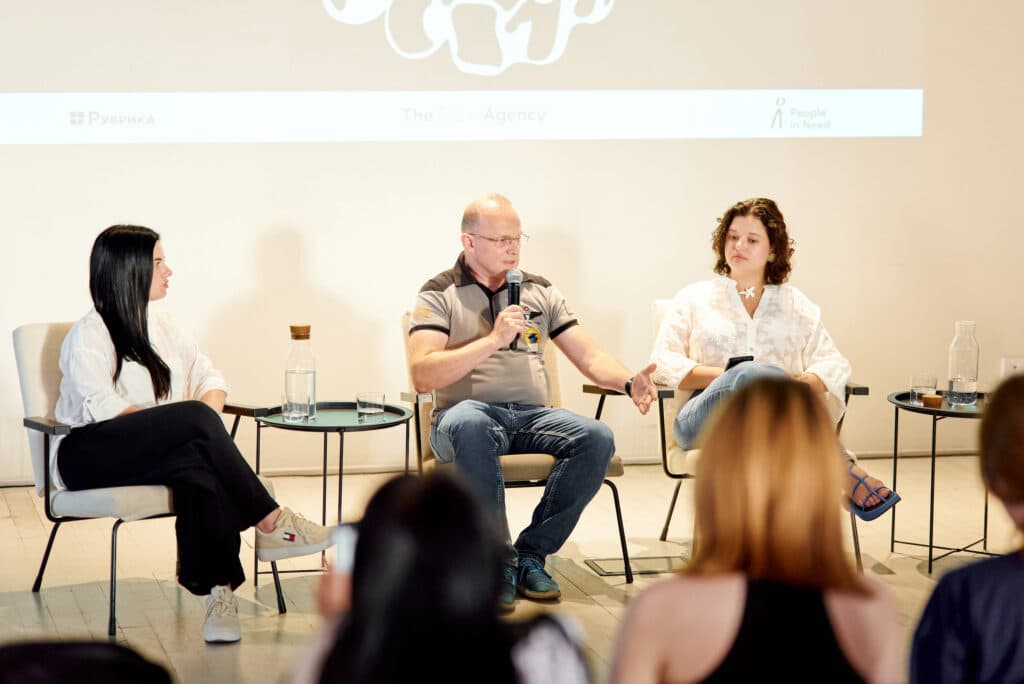 Що надихає найбільше в роботі волонтерів: відповідь знайшли на вечорі сторітелінгу The Tellers Night #5