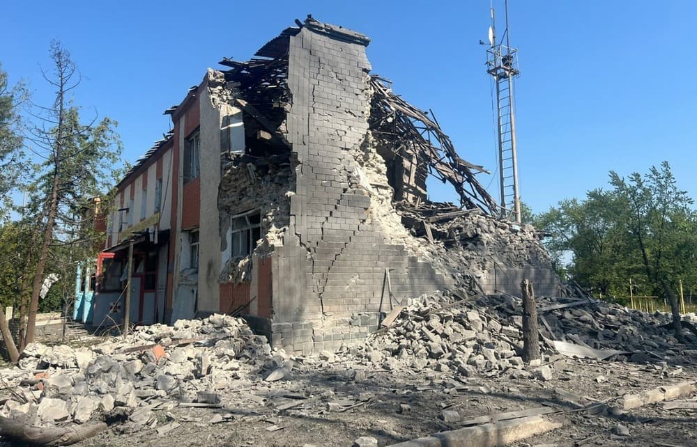 Ворог залишив руїни від пожежно-рятувального підрозділу у Торецьку (фото)