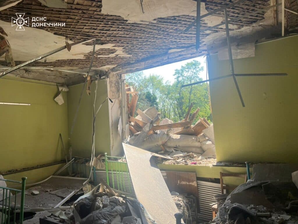 Ворог залишив руїни від пожежно-рятувального підрозділу у Торецьку (фото)