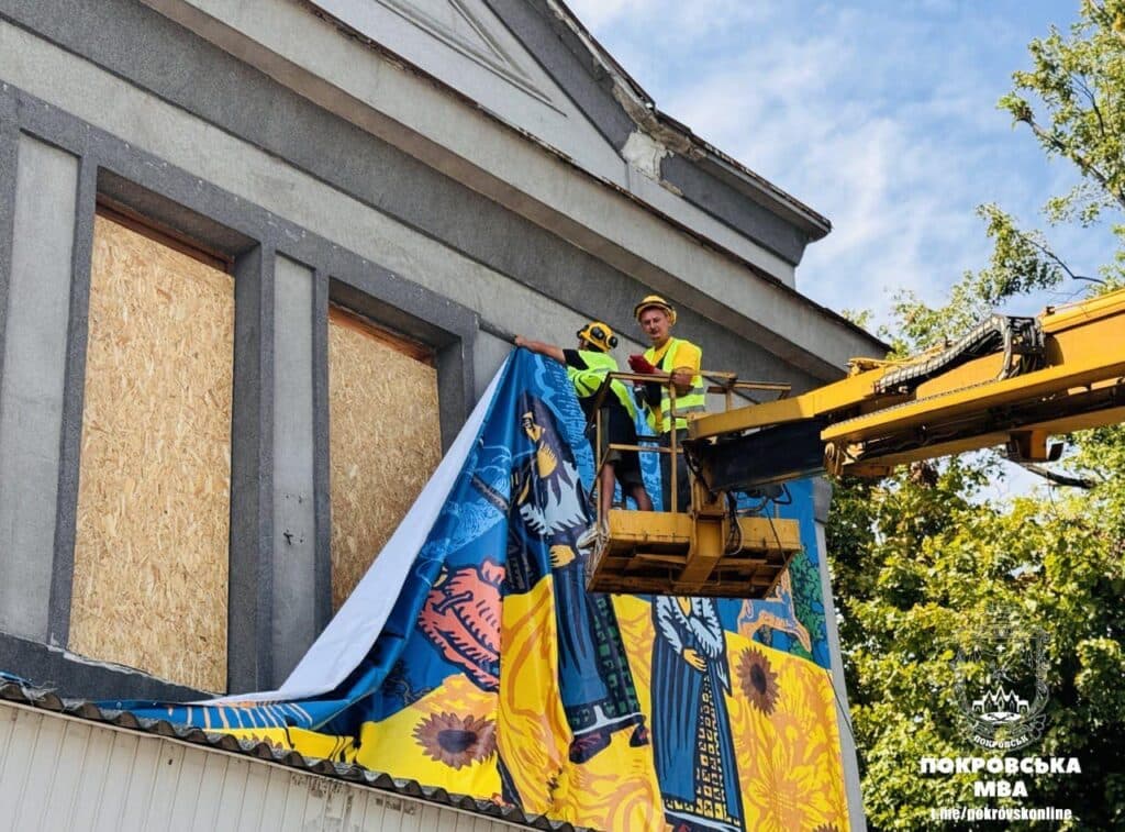 У Покровську зʼявились банери на козацьку тематику