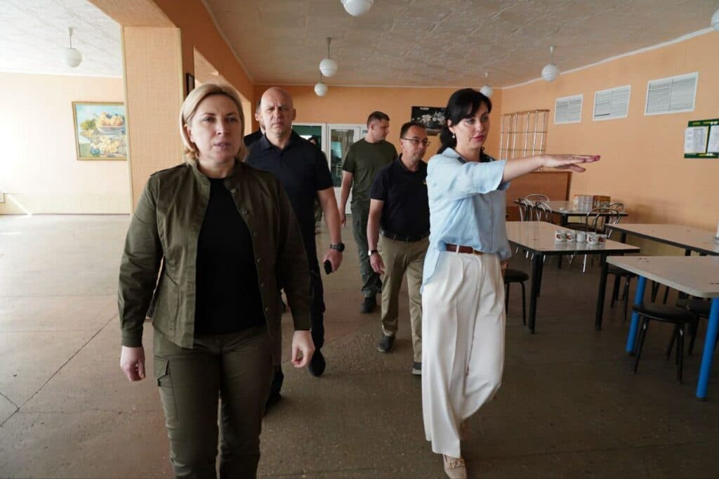 Верещук з робочою поїздкою відвідала збірний пункт евакуації цивільних громадян та один із військових шпиталів на Донеччині (фото)