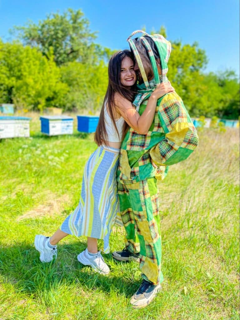 Олексій із дружиною Анастасією на родинній пасіці