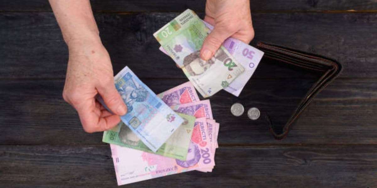 гривні в руках пенсіонерки