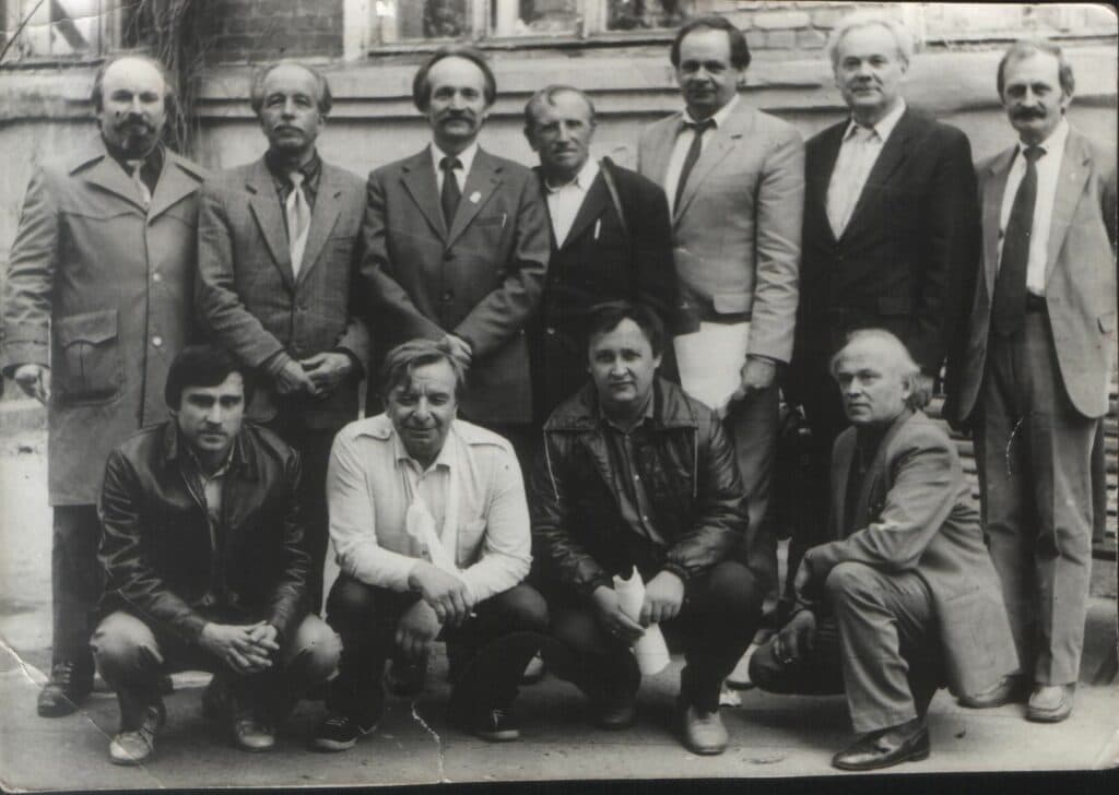 Члени Донецької обласної філії Української Гельсінської спілки, 1989 рік. Серед них і Вʼячеслав Чорновіл. Джерело: книга «Історія Донецької крайової організації Народного Руху України (1989—1991 рр.)»