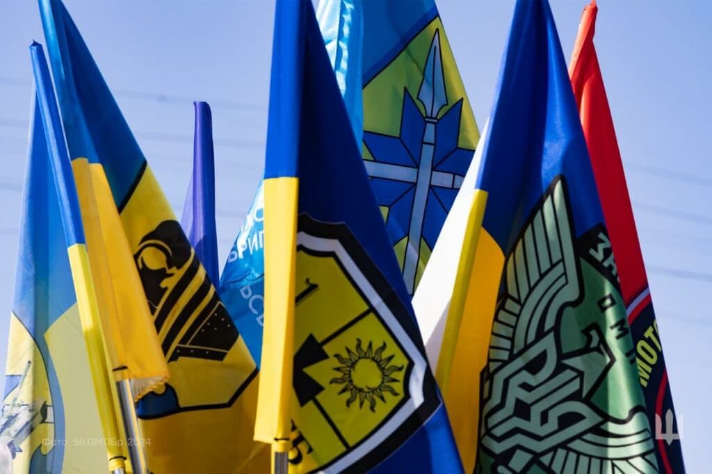 Знамена Маріупольської бригади встановили біля стели на в’їзді до Донецької області (фото)