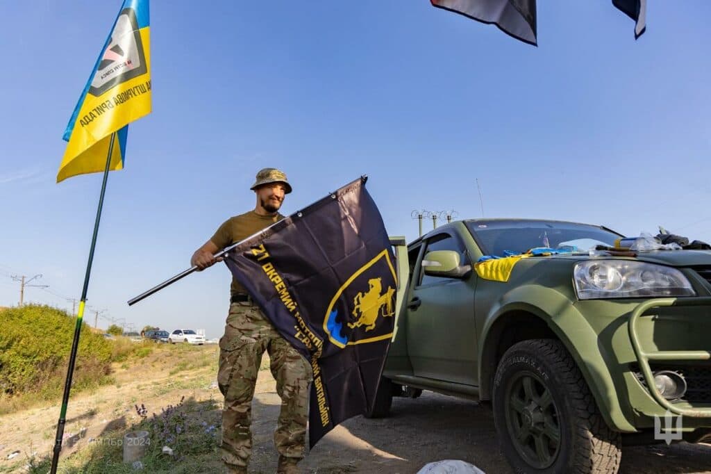 Знамена Маріупольської бригади встановили біля стели на в’їзді до Донецької області (фото)