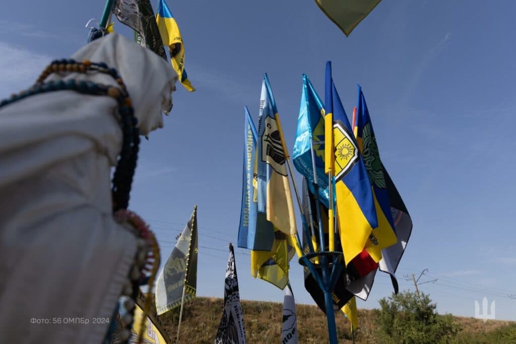 Знамена Маріупольської бригади встановили біля стели на в’їзді до Донецької області (фото)