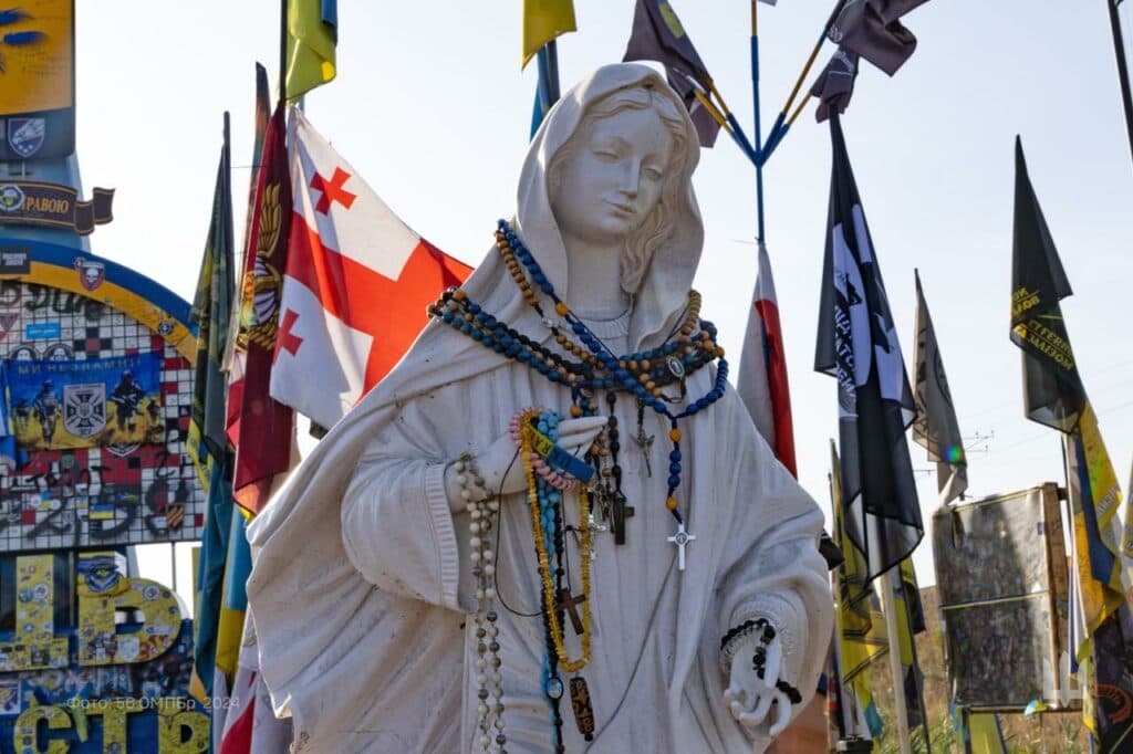 Знамена Маріупольської бригади встановили біля стели на в’їзді до Донецької області (фото)