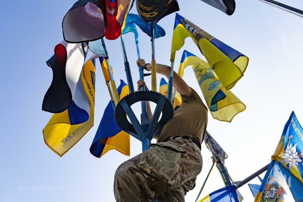 Знамена Маріупольської бригади встановили біля стели на в’їзді до Донецької області (фото)