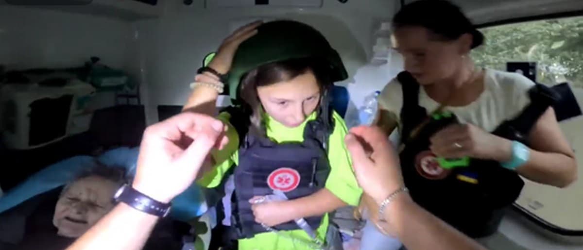 З Селидового під вогнем росіян поліцейські евакуювали сім’ю (відео)