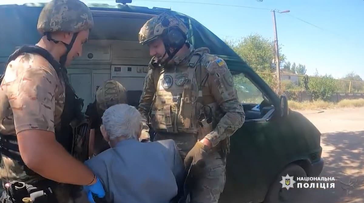 "Білі янголи" вивезли маломобільне літнє подружжя з фронтової Єлизаветівки на Донеччині (відео)