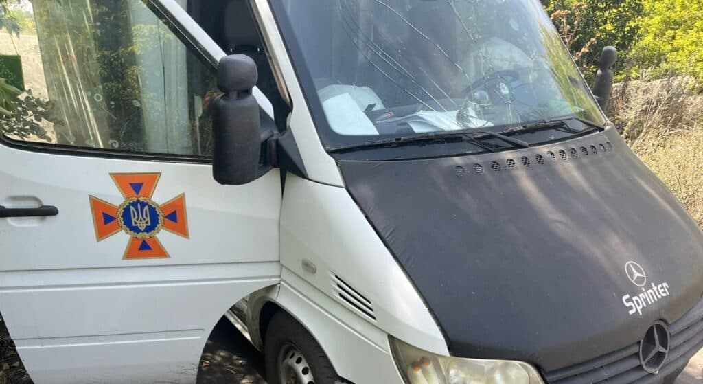 Група рятівників "ФЕНІКС" потрапила під обстріл під час евакуації цивільних мешканців у Покровському районі (відео)