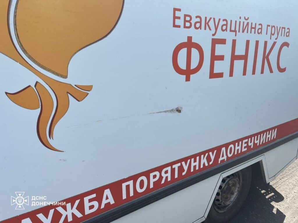 Група рятівників "ФЕНІКС" потрапила під обстріл під час евакуації цивільних мешканців у Покровському районі (фото, відео)