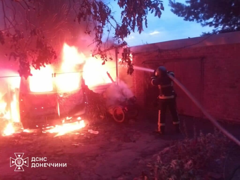 У Краматорську горіли гаражі, а в Слов'янську загорівся автомобіль (фото)