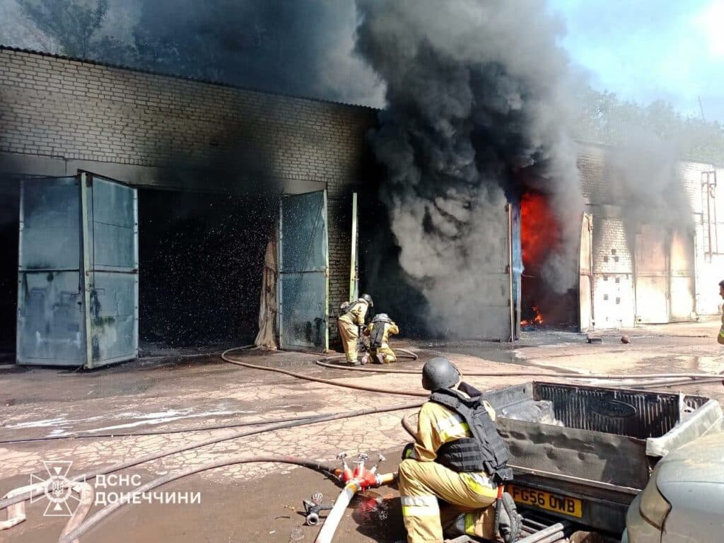 У Краматорську горіли гаражі, а в Слов'янську загорівся автомобіль (фото)