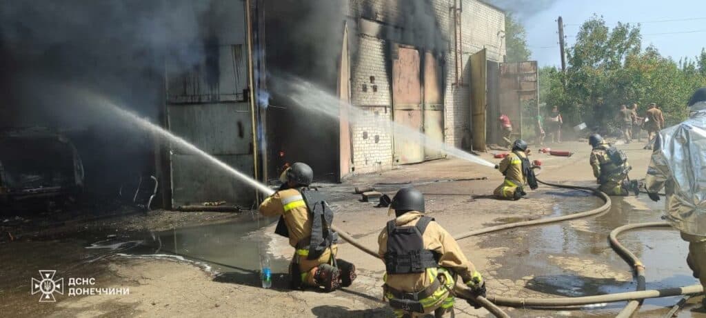 У Краматорську горіли гаражі, а в Слов'янську загорівся автомобіль (фото)