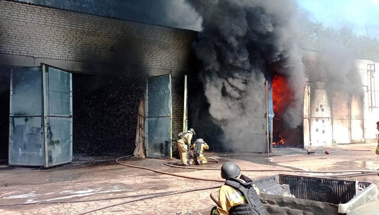 У Краматорську горіли гаражі, а в Слов'янську загорівся автомобіль